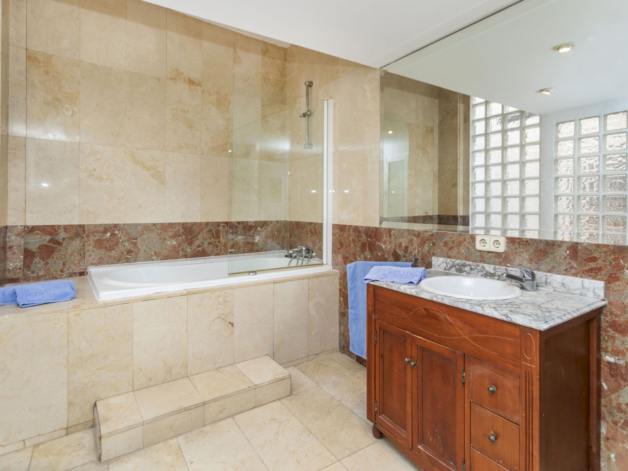Property gallery — 4